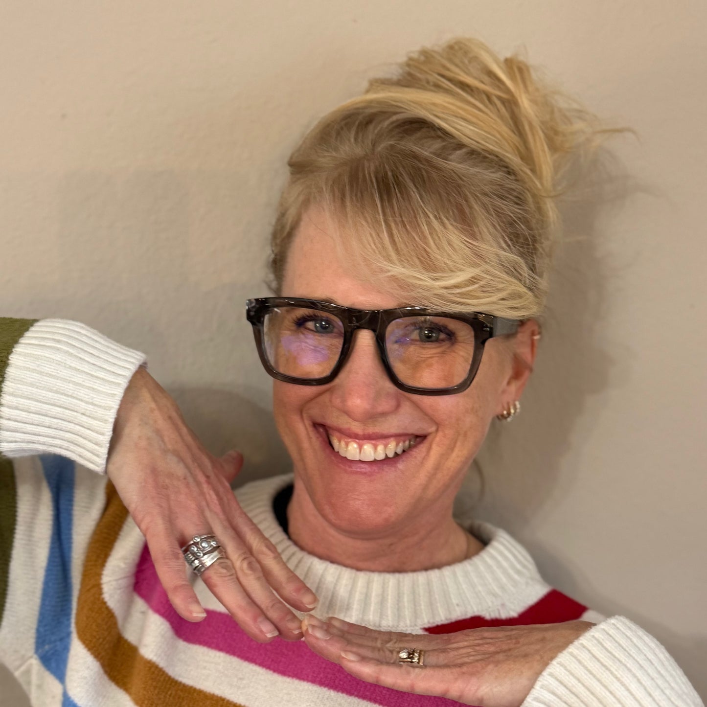 Midlifers SHAPER reader in shadow