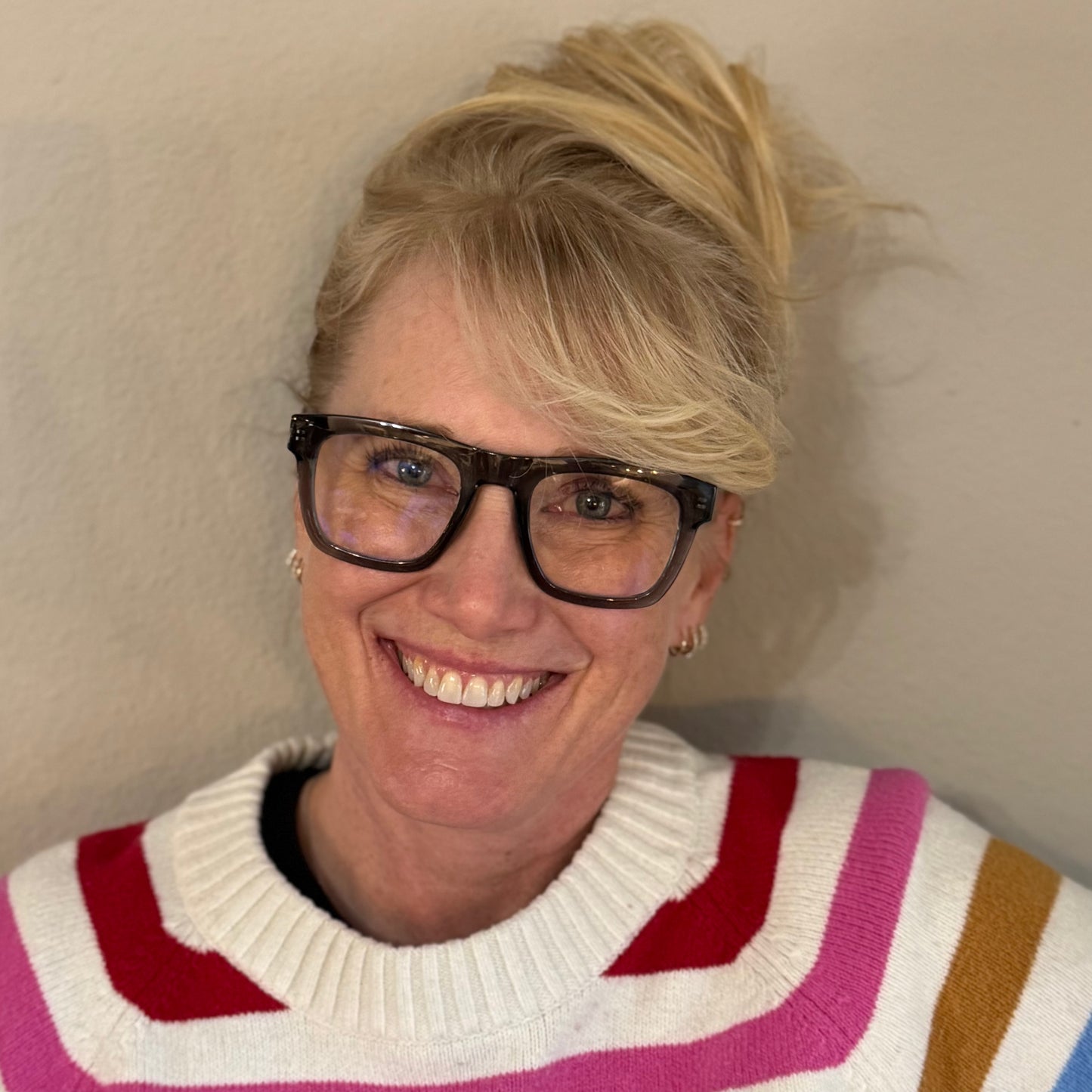 Midlifers SHAPER reader in shadow